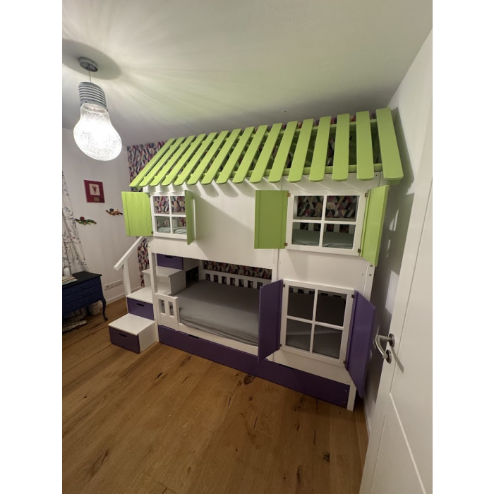 Sicheres Etagenbett mit Treppe und geschlossener Schutzwand aus Massivholz für Kinder